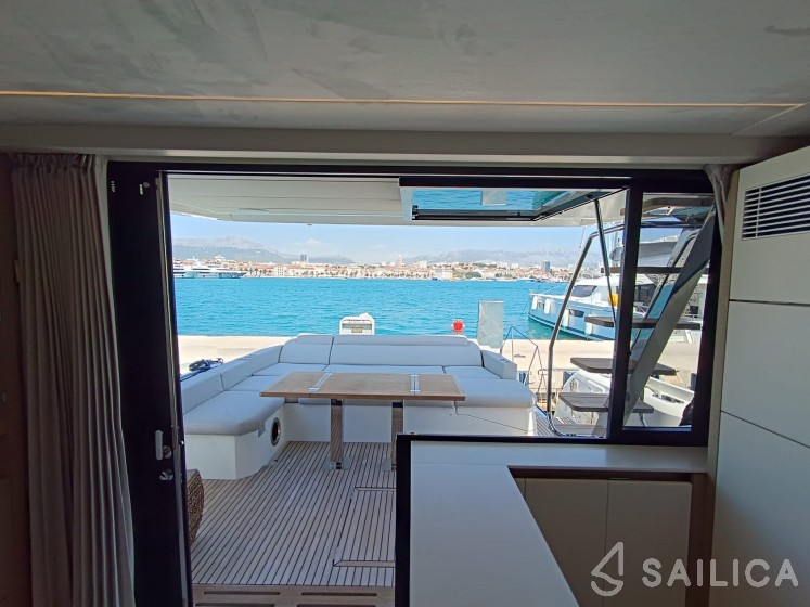 Prestige 590 Fly - Yacht Charter Sailica