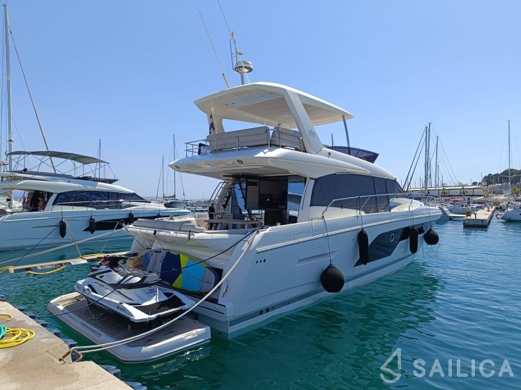 Prestige 590 Fly - Yacht Charter Sailica