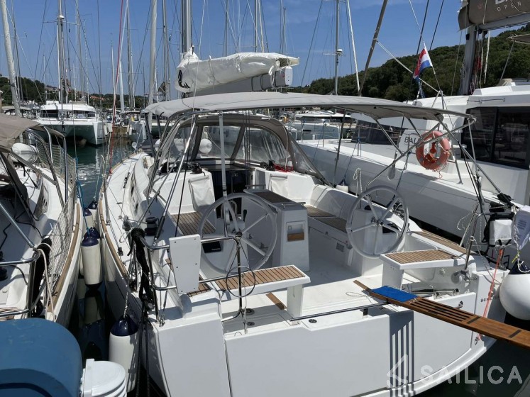 Oceanis 38.1 - Yacht Charter Sailica