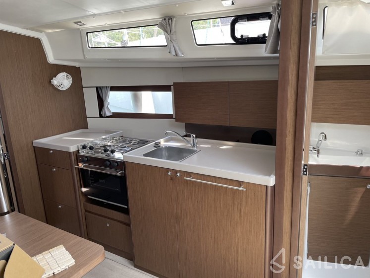 Oceanis 38.1 - Yacht Charter Sailica