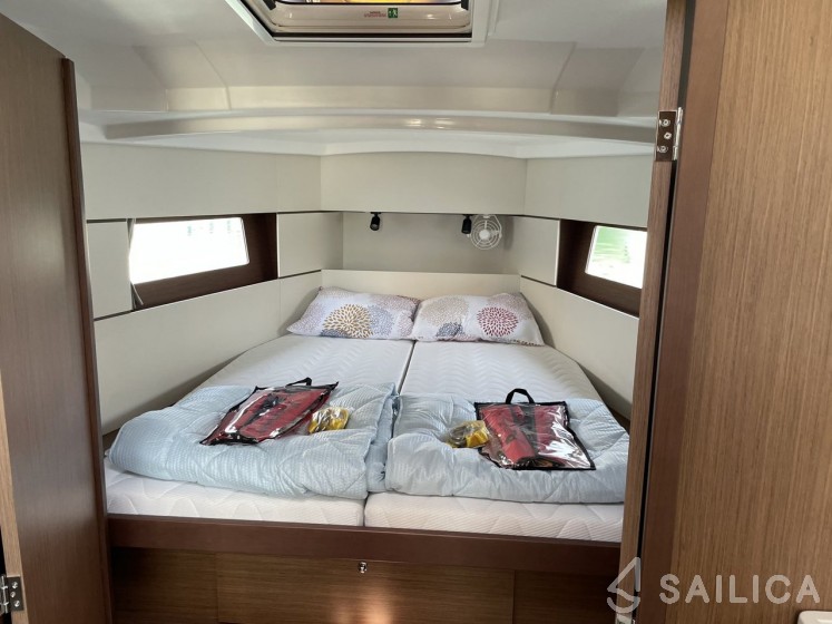 Oceanis 38.1 - Yacht Charter Sailica