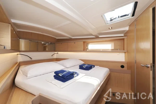 Oceanis 45 - Yacht Charter Sailica