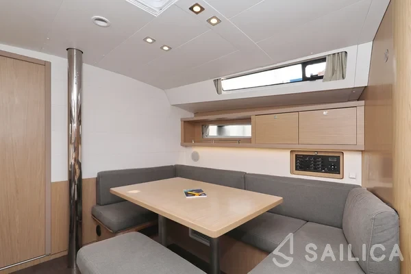 Oceanis 45 - Yacht Charter Sailica