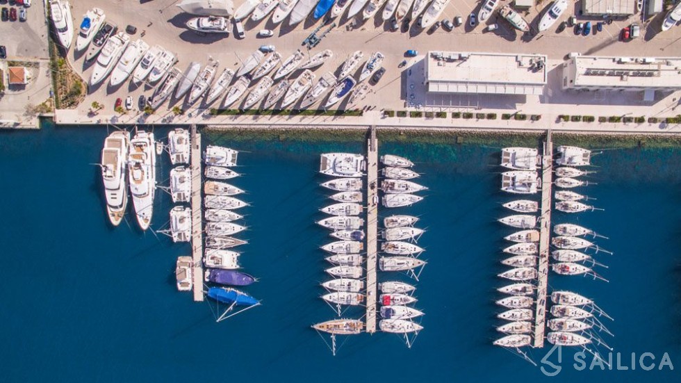 Oceanis 45 - Yacht Charter Sailica