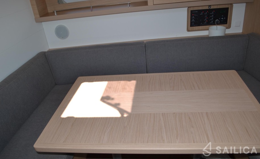 Oceanis 45 - Yacht Charter Sailica