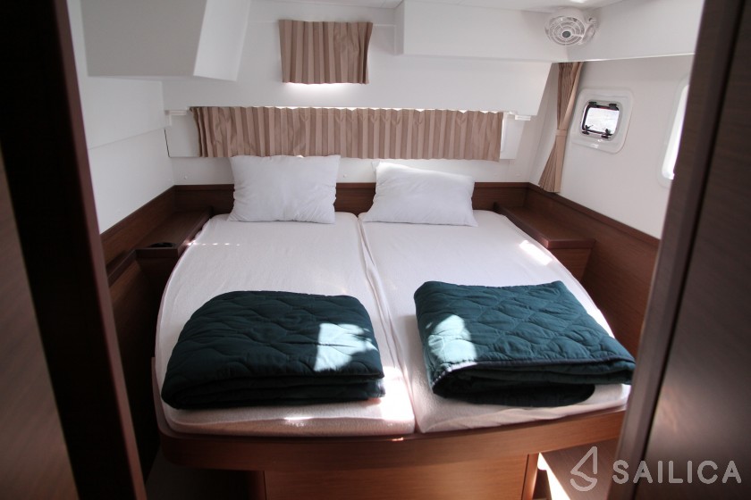 Lagoon 42 - Yacht Charter Sailica