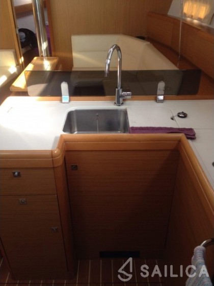 Sun Odyssey 42 i - Yacht Charter Sailica