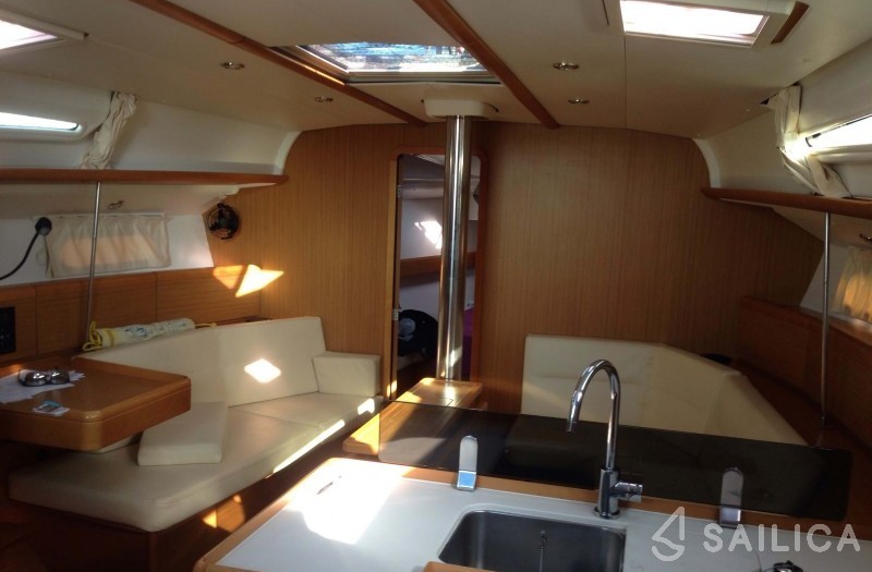 Sun Odyssey 42 i - Yacht Charter Sailica