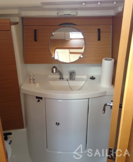 Sun Odyssey 42 i - Yacht Charter Sailica