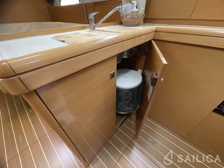 Sun Odyssey 36i - Yacht Charter Sailica
