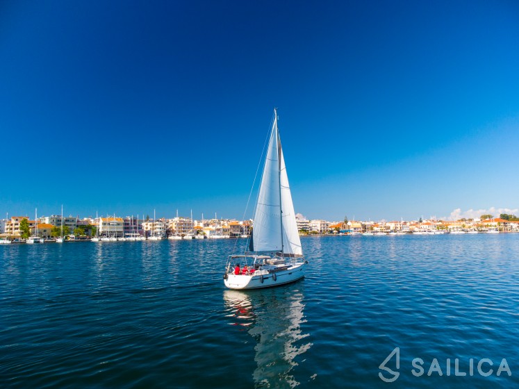 Bavaria 37 Cruiser - Yacht Charter Sailica