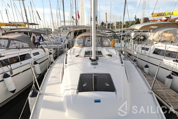 Bavaria 33 Cruiser - Yacht Charter Sailica