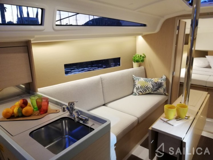 Oceanis 30.1 - Yacht Charter Sailica