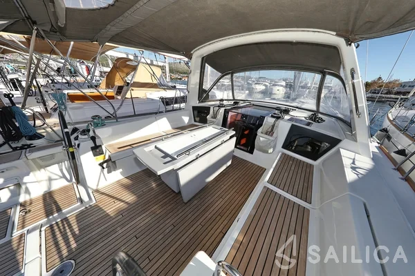Oceanis 45 - Yacht Charter Sailica