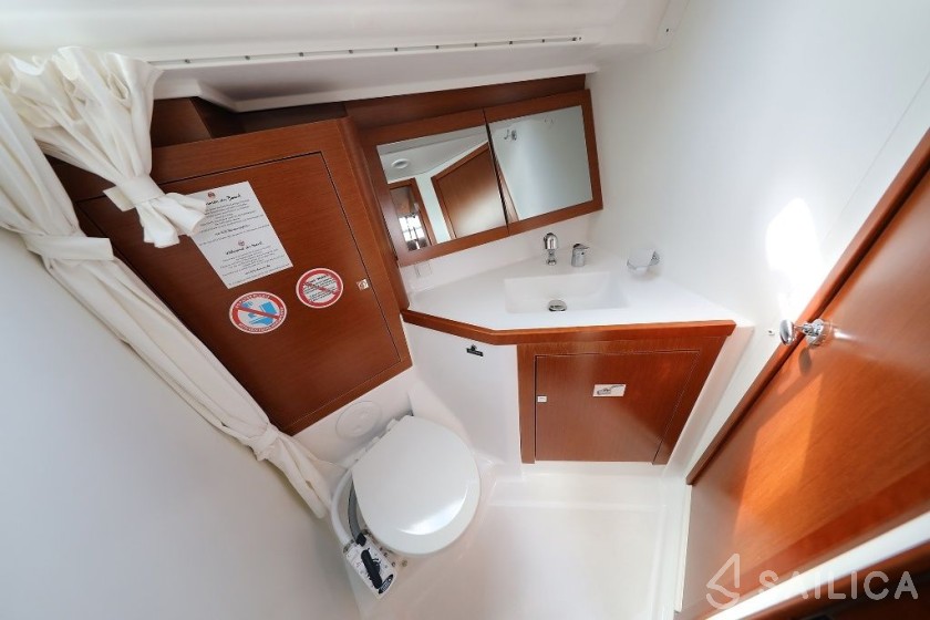 Oceanis 45 - Yacht Charter Sailica