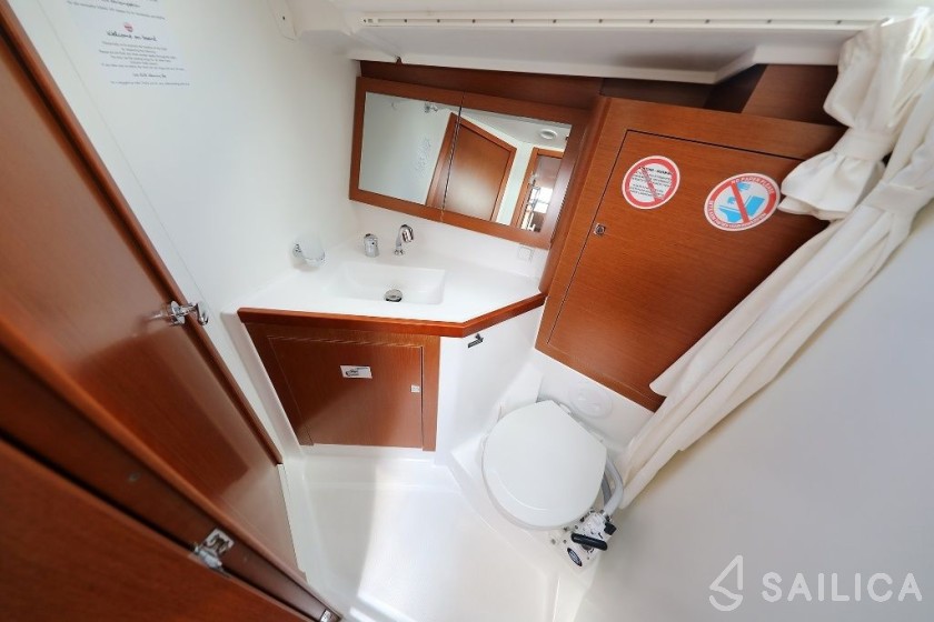 Oceanis 45 - Yacht Charter Sailica
