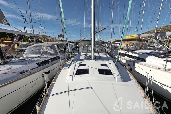 Oceanis 45 - Yacht Charter Sailica
