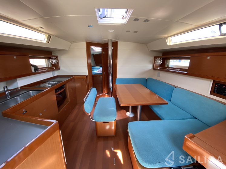 Oceanis 45 - Yacht Charter Sailica