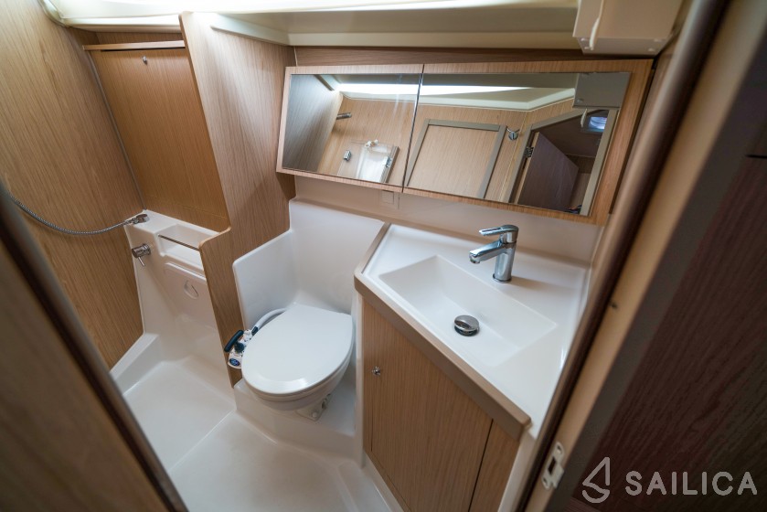 Oceanis 41.1 - Yacht Charter Sailica