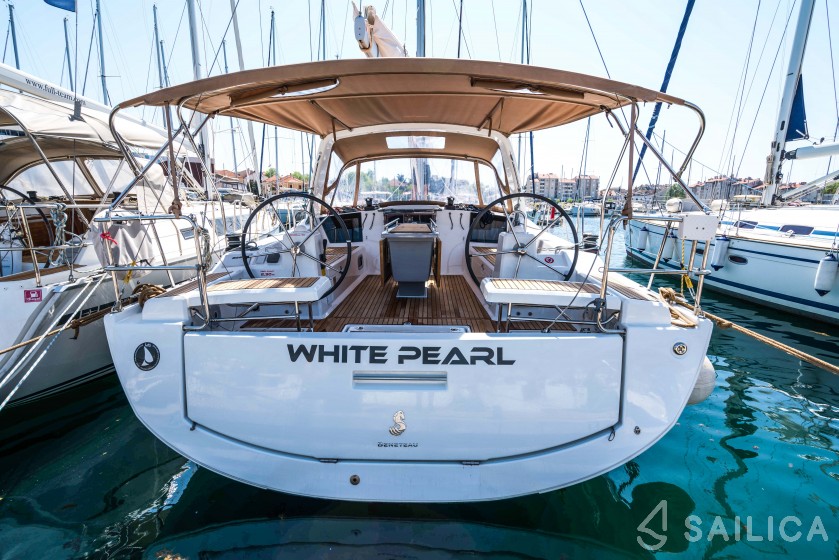 Oceanis 41.1 - Yacht Charter Sailica