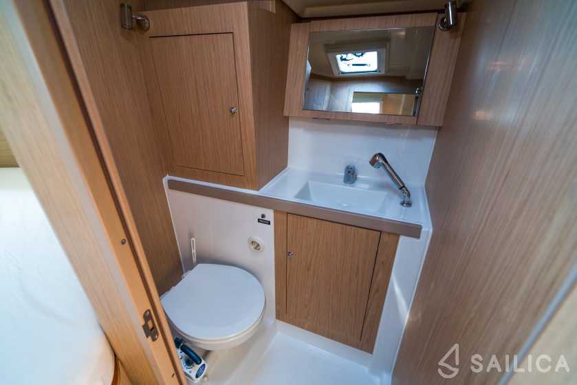Oceanis 41.1 - Yacht Charter Sailica