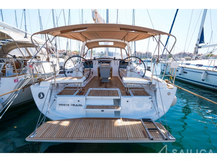 Oceanis 41.1 - Yacht Charter Sailica