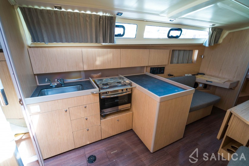 Oceanis 41.1 - Yacht Charter Sailica