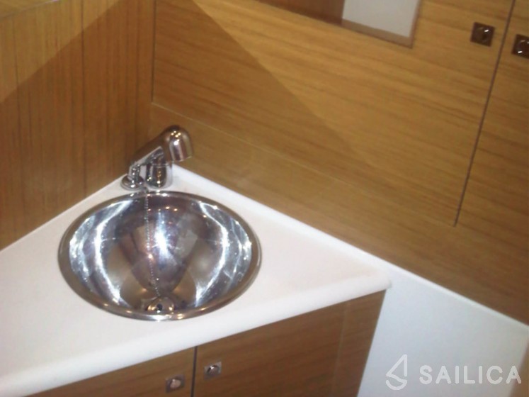 Jeanneau 53 - Yacht Charter Sailica