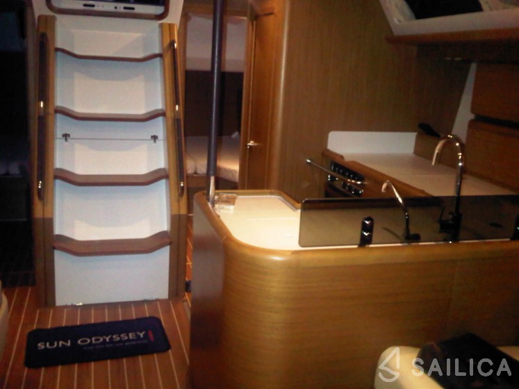 Jeanneau 53 - Yacht Charter Sailica