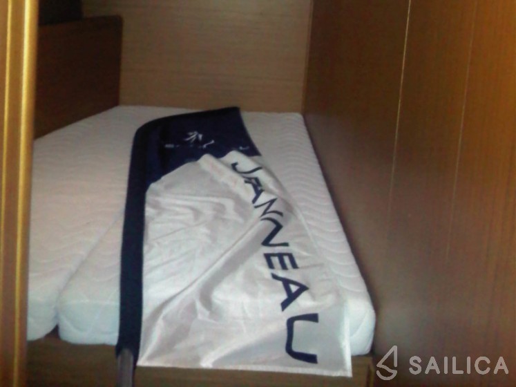 Jeanneau 53 - Yacht Charter Sailica