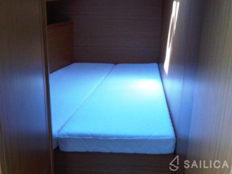 Jeanneau 53 - Yacht Charter Sailica