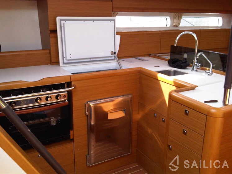 Jeanneau 53 - Yacht Charter Sailica