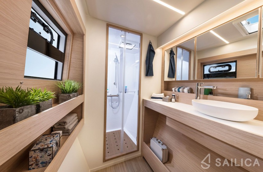 Nautitech 40 open NEW - 4 + 2 cab. - Yacht Charter Sailica