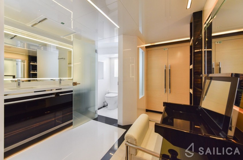 Majesty 122 - Yacht Charter Sailica