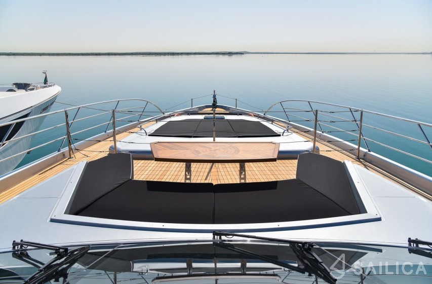 Majesty 122 - Yacht Charter Sailica