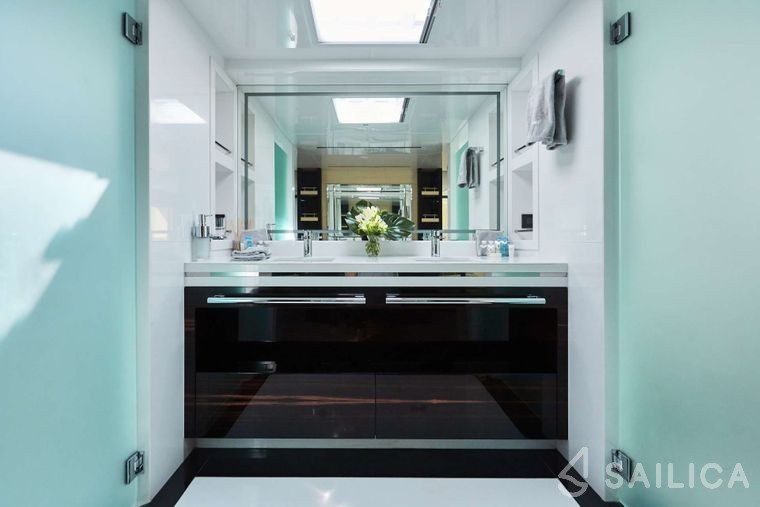 Majesty 122 - Yacht Charter Sailica