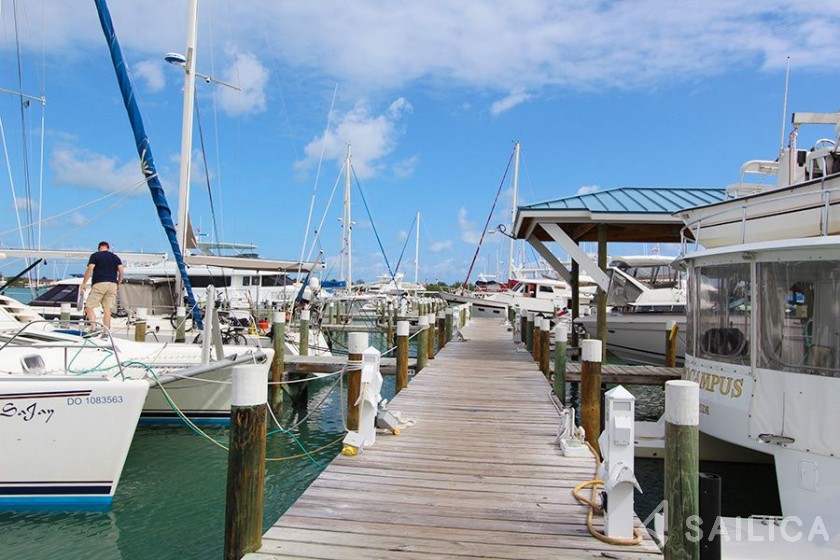 Bali 4.2 - Yacht Charter Sailica