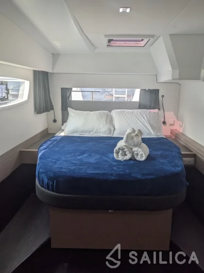 Astréa 42 - Yacht Charter Sailica