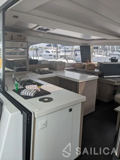 Astréa 42 - Yacht Charter Sailica