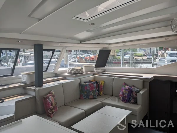 Astréa 42 - Yacht Charter Sailica