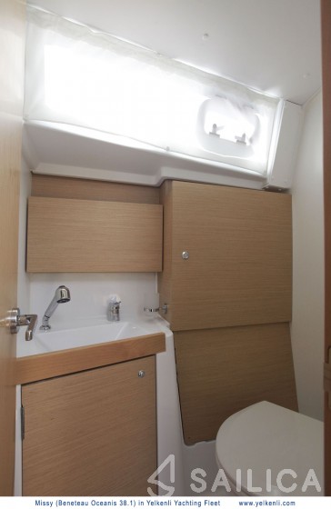 Oceanis 38.1 - Yacht Charter Sailica