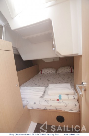 Oceanis 38.1 - Yacht Charter Sailica