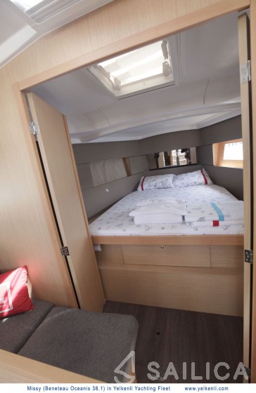 Oceanis 38.1 - Yacht Charter Sailica