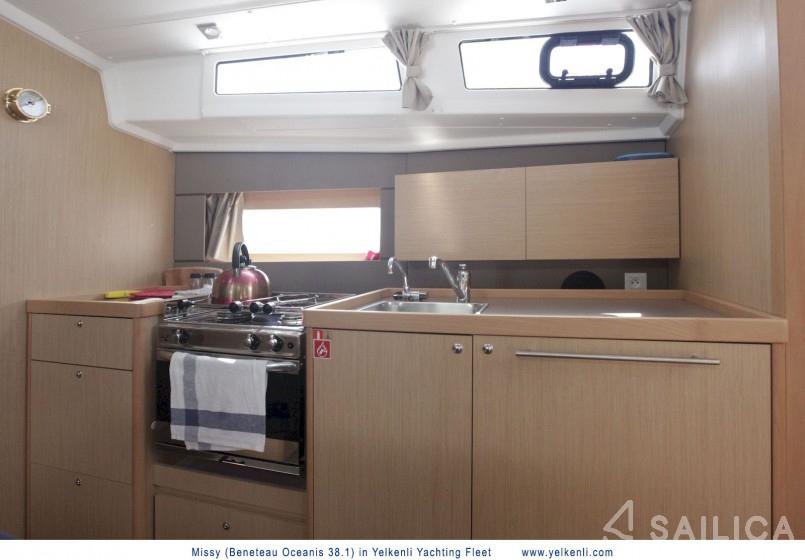 Oceanis 38.1 - Yacht Charter Sailica