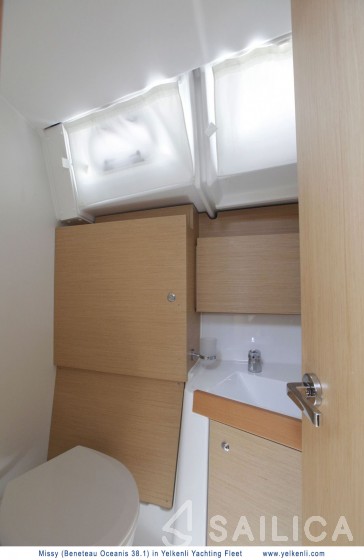 Oceanis 38.1 - Yacht Charter Sailica