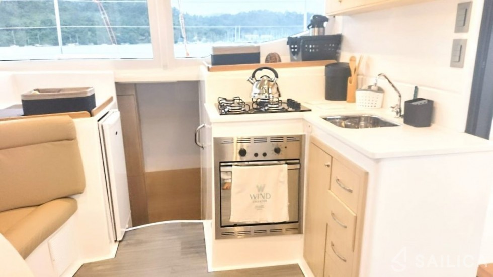 CatFlash 43 - Yacht Charter Sailica
