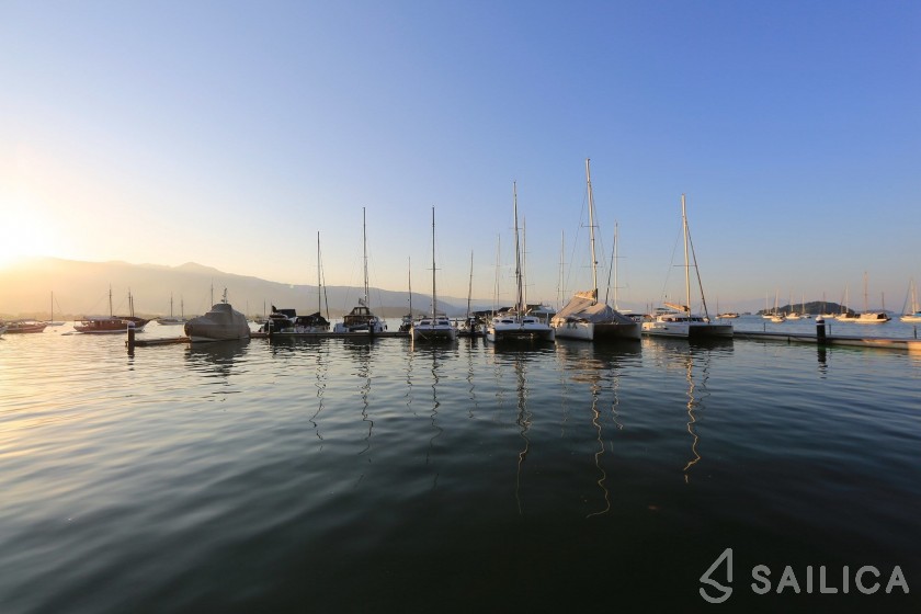 CatFlash 43 - Yacht Charter Sailica
