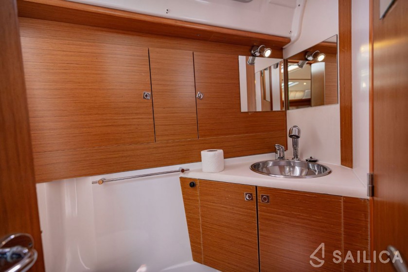 Sun Odyssey 49i - Yacht Charter Sailica