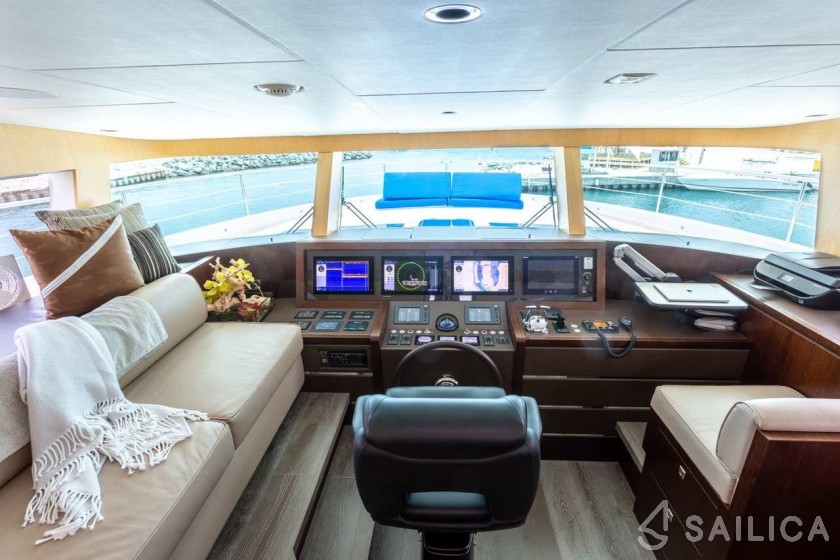 Horizon FD85 - Yacht Charter Sailica
