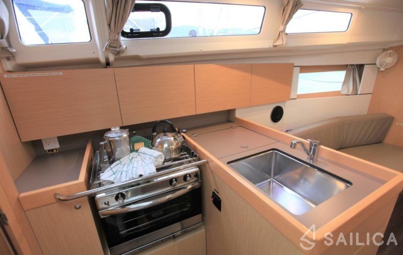 Oceanis 35.1 - Yacht Charter Sailica